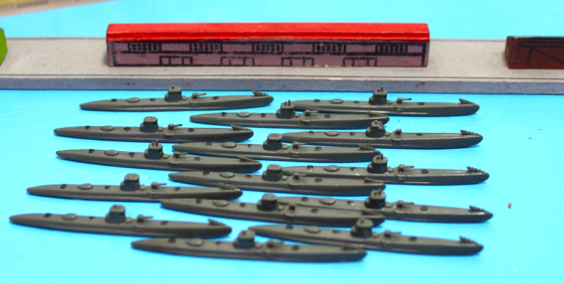 15 U-Boote mittel/ groß grau-grün (1 Set) D 1916-40 von Wiking aus Kunststoff